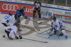 DEL - Eishockey - Saison 2019/20 - ERC Ingolstadt - Black Wings Linz - Mike Collins (#13 ERCI) - David Kickert Torwart Linz - Foto: Jürgen Meyer