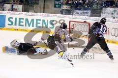 ERC Ingolstadt - Krefeld Pinguine - Playoff - Viertelfinale - Spiel2 - Joe Motzko mit seinem 2. Tor zum Endstand von 4:1 Foto: Juergen Meyer