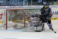 DEL - Play Off - Finale - Spiel 4 ERC Ingolstadt - Adler Mannheim - Alexandre Picard (#45 ERC Ingolstadt) schiesst den 1:1 Ausgleichstreffer - Petr Taticek (#17 ERC Ingolstadt) - Endras Dennis (#44) -  Foto: Jürgen Meyer