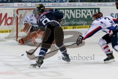 DEL - Playoff - Viertelfinale - 7. Spiel - ERC Ingolstadt - Iserlohn Roosters - Brandon Buck (#9 ERC Ingolstadt) schiesst den 2:1 Führungstreffer - Mathias Lange Torwart Iserlohn - Foto: Jürgen Meyer