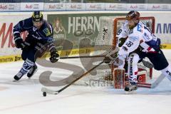 DEL - Playoff - Viertelfinale - 7. Spiel - ERC Ingolstadt - Iserlohn Roosters - Ryan MacMurchy (#27 ERC Ingolstadt) - Mathias Lange Torwart Iserlohn - Foto: Jürgen Meyer