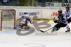 DEL - Playoff - Viertelfinale - 7. Spiel - ERC Ingolstadt - Iserlohn Roosters -  Alexandre Picard (#45 ERC Ingolstadt) schiesst den 1:1 Ausgleichstreffer - Mathias Lange Torwart Iserlohn - Foto: Jürgen Meyer