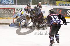 ERC Ingolstadt - Krefeld Pinguine - Playoff - Viertelfinale - Spiel2 - Gedränge vor dem Tor der Krefelder Pinguine, Joe Motzko eilt zu Hilfe - Foto: Juergen Meyer