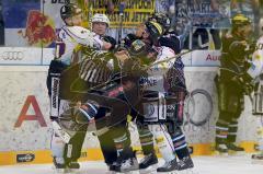 ERC Ingolstadt - Krefeld Pinguine - Playoff - Viertelfinale - Spiel2 - Rauferei an der Bande Jakub Ficenec bekommt einen Schlag ins Gesicht - Foto: Juergen Meyer