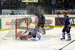 DEL - Play Offs - ERC Ingolstadt - Iserlohn Roosters - Derek Hahn und Christoph Gawlik bejubeln das 3:1 von Benedikt Kohl. Foto: Adalbert Michalik