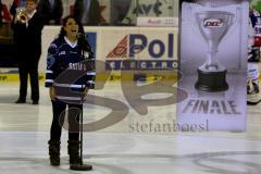 DEL - Play Off - Finale - Spiel 4 ERC Ingolstadt - Adler Mannheim - Lauren Francis bei der Nationalhymne - Foto: Jürgen Meyer