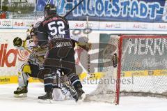 ERC Ingolstadt - Krefeld Pinguine - Playoff - Viertelfinale - Spiel2 - Rauferei an der Bande Patrik Hager teilt aus - Foto: Juergen Meyer