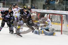 ERC Ingolstadt - Krefeld Pinguine - Playoff - Viertelfinale - Spiel2 - Robert Sabolic springt hoch - Foto: Juergen Meyer