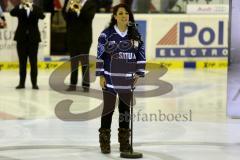 DEL - Play Off - Finale - Spiel 4 ERC Ingolstadt - Adler Mannheim - Lauren Francis bei der Nationalhymne - Foto: Jürgen Meyer