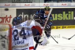 DEL - Play Offs - ERC Ingolstadt - Iserlohn Roosters - Jared Ross schießt aufs Tor. Foto: Adalbert Michalik