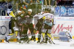 ERC Ingolstadt - Krefeld Pinguine - Playoff - Viertelfinale - Spiel2 - Rauferei an der Bande - Foto: Juergen Meyer