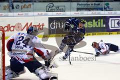 DEL - Play Offs - ERC Ingolstadt - Iserlohn Roosters - Christoph Gawlik mit einer Torchance. Foto: Adalbert Michalik