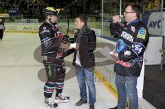 ERC Ingolstadt - Krefeld Pinguine - Playoff - Viertelfinale - Spiel2  - Robert Sabolic bei der Gescheckübergabe - Foto: Juergen Meyer