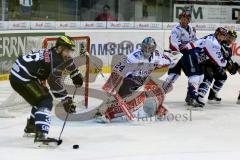 DEL - Playoff - Viertelfinale - 7. Spiel - ERC Ingolstadt - Iserlohn Roosters - Thomas Greilinger (#39 ERC Ingolstadt) - Mathias Lange Torwart Iserlohn -  Foto: Jürgen Meyer