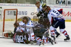 DEL - Playoff - Viertelfinale - 7. Spiel - ERC Ingolstadt - Iserlohn Roosters - John Laliberte (#15 ERC Ingolstadt) - Mathias Lange Torwart Iserlohn - Jeffrey Szwez (#10 ERC Ingolstadt) -  Foto: Jürgen Meyer