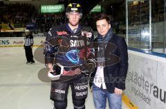 ERC Ingolstadt - Krefeld Pinguine - Playoff - Viertelfinale - Spiel2  - Robert Sabolic bei der Gescheckübergabe - Foto: Juergen Meyer