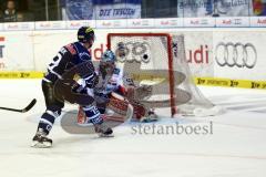 DEL - Play Offs - ERC Ingolstadt - Iserlohn Roosters Christoph Gawlik trifft zum 4:1. - Foto: Adalbert Michalik