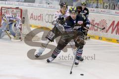 ERC Ingolstadt - Krefeld Pinguine - Playoff - Viertelfinale - Spiel2 - Thomas Greilinger im Zweikampf - Foto: Juergen Meyer