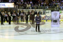 DEL - Play Off - Finale - Spiel 4 ERC Ingolstadt - Adler Mannheim - Lauren Francis bei der Nationalhymne - Foto: Jürgen Meyer