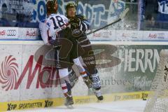 DEL - Playoff - Viertelfinale - 7. Spiel - ERC Ingolstadt - Iserlohn Roosters - Christoph Gawlik (#19 ERC Ingolstadt) beim Checken - Foto: Jürgen Meyer