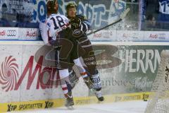 DEL - Playoff - Viertelfinale - 7. Spiel - ERC Ingolstadt - Iserlohn Roosters - Christoph Gawlik (#19 ERC Ingolstadt) beim Checken - Foto: Jürgen Meyer