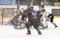 ERC Ingolstadt - Krefeld Pinguine - Playoff - Viertelfinale - Spiel2 - Gedränge vor dem Tor der Krefelder Pinguine, Joe Motzko eilt zu Hilfe - Foto: Juergen Meyer