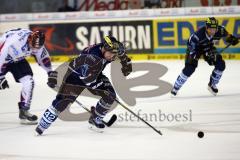 DEL - Play Offs - ERC Ingolstadt - Iserlohn Roosters - Jared Ross kämpft verbissen um den Puck. Foto: Adalbert Michalik