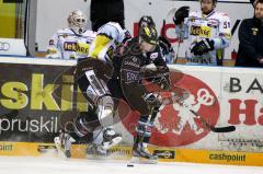 ERC Ingolstadt - Krefeld Pinguine - Playoff - Viertelfinale - Spiel2  - Alexander Oblinger erkämpft sich an der Bande den Puck - Foto: Juergen Meyer