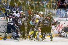 ERC Ingolstadt - Krefeld Pinguine - Playoff - Viertelfinale - Spiel2 - Rauferei an der Bande - Foto: Juergen Meyer