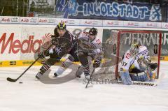 ERC Ingolstadt - Krefeld Pinguine - Playoff - Viertelfinale - Spiel2  - John Laliberte im Zweikampf - Foto: Juergen Meyer