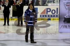 DEL - Play Off - Finale - Spiel 4 ERC Ingolstadt - Adler Mannheim - Lauren Francis bei der Nationalhymne - Foto: Jürgen Meyer