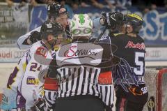 ERC Ingolstadt - Krefeld Pinguine - Playoff - Viertelfinale - Spiel2 - Rauferei an der Bande Patrik Hager steckt einen Schlag ein - Foto: Juergen Meyer