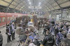 ERC-Ingolstadt gegen Krefeld Pinguine ERCI Fans am Bahnhof in Krefeld  Foto: Jürgen Meyer