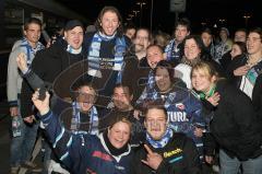 ERC-Ingolstadt gegen Krefeld Pinguine ERCI Fans mit Spieler Sean o´conner Foto: Jürgen Meyer