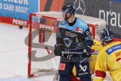 DEL; Playoffs; ERC Ingolstadt - DEG Düsseldorf; Puck am Tor vorbei, Daniel Pietta (86 - ERC) Torwart Henrik Haugland (40 DEG)