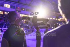 DEL; ERC Ingolstadt - Dresdner Eislöwen; Ehrung Thomas Greilinger (39 ERC) mit seinen Söhnen. Die Trikotnummer 39 wird für immer unter das Dach der Saturn Arena gehängt und nicht mehr vergeben