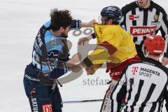 DEL; Playoffs; ERC Ingolstadt - DEG Düsseldorf; Schlägerei Tye McGinn (16 ERC) mit Alec McCrea (3 DEG)