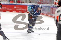 Penny DEL - Eishockey - Saison 2021/22 - ERC Ingolstadt - Grizzlys Wolfsburg - Colton Jobke (#7 ERCI) mit einem Schlagschuss -  Foto: Jürgen Meyer