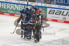 Penny DEL - Eishockey - Saison 2021/22 - ERC Ingolstadt - Schwenninger Wild Wings -  Der 1:1 Ausgleichstreffer durch Louis-Marc Aubry (#11 ERCI) - jubel - Justin Feser (#71 ERCI) - David Warsofsky (#55 ERCI) - - Foto: Jürgen Meyer