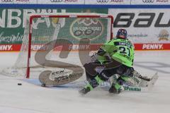 DEL - Eishockey - Saison 2020/21 - ERC Ingolstadt - Eisbären Berlin - Wayne Simpson (#21 ERCI) verschiesst einen Penalty - Mathias Niederberger Torwart (#35 Berlin) - Foto: Jürgen Meyer