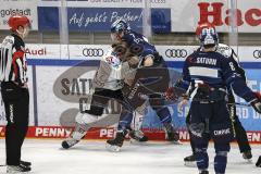 Im Bild: Colton Jobke (#7 ERCI) und Alex Friesen (Bremerhaven) im Zweikampf - Niklas Hübner (#8 ERCI) und Dominik Uher (Bremerhaven) schauen zu

