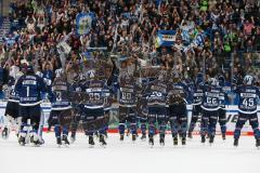 Penny DEL - Eishockey - Saison 2021/22 - ERC Ingolstadt - Krefeld Pinguine - Die Mannschaft nach dem Spiel - bedanken sich bei den Fans -  Foto: Jürgen Meyer