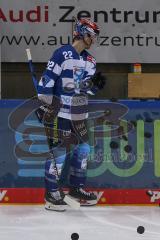 DEL - Eishockey - Saison 2020/21 - ERC Ingolstadt - Schwenninger Wild Wings - Mathew Bodie (#22 ERCI) wirft die Pucks auf das Eis - Foto: Jürgen Meyer