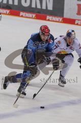 DEL - Eishockey - Saison 2020/21 - ERC Ingolstadt - EHC Red Bull München - Wayne Simpson (#21 ERCI) - #John Peterka (#77 München) - Foto: Jürgen Meyer