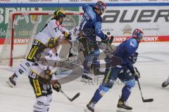 DEL - Eishockey - Saison 2020/21 - ERC Ingolstadt - Krefeld Pinguine - Nikita Quapp Torwart (#3 Krefeld) - Wayne Simpson (#21 ERCI) - Tom-Eric Bappert (77 Krefeld) - Foto: Jürgen Meyer