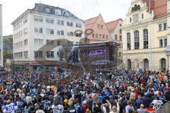 ERC Ingolstadt - Vizemeisterschaftsfeier am Rathausplatz - Saison 2022/2023 - Fans am Rathausplatz - Banner - Choreo - Die Mannschaft auf der Bühne - Foto: Meyer Jürgen