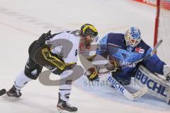 DEL - Eishockey - Saison 2020/21 - ERC Ingolstadt - Krefeld Pinguine - Lucas Lessio (#6 Krefeld) läut alleine auf das Tor zu - Michael Garteig Torwart (#34 ERCI) - Foto: Jürgen Meyer