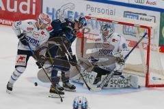 Penny DEL - Eishockey - Saison 2021/22 - ERC Ingolstadt - Schwenninger Wild Wings - Jerome Flaake (#90 ERCI) - Joacim Eriksson Torwart (#60 Schwenningen) -  Foto: Jürgen Meyer