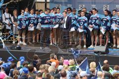 ERC Ingolstadt - Vizemeisterschaftsfeier am Rathausplatz - Saison 2022/2023 - Fans am Rathausplatz - Banner - Choreo - Die Mannschaft auf der Bühne - Tim Regan Sportdirektor - - Foto: Meyer Jürgen