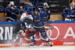 Penny DEL - Eishockey - Saison 2021/22 - ERC Ingolstadt - Adler Mannheim - Chris Bourque (#77 ERCI) checkt Joonas Lehtivuori (#6 Mannheim) an die Spielerbank -  Foto: Meyer Jürgen